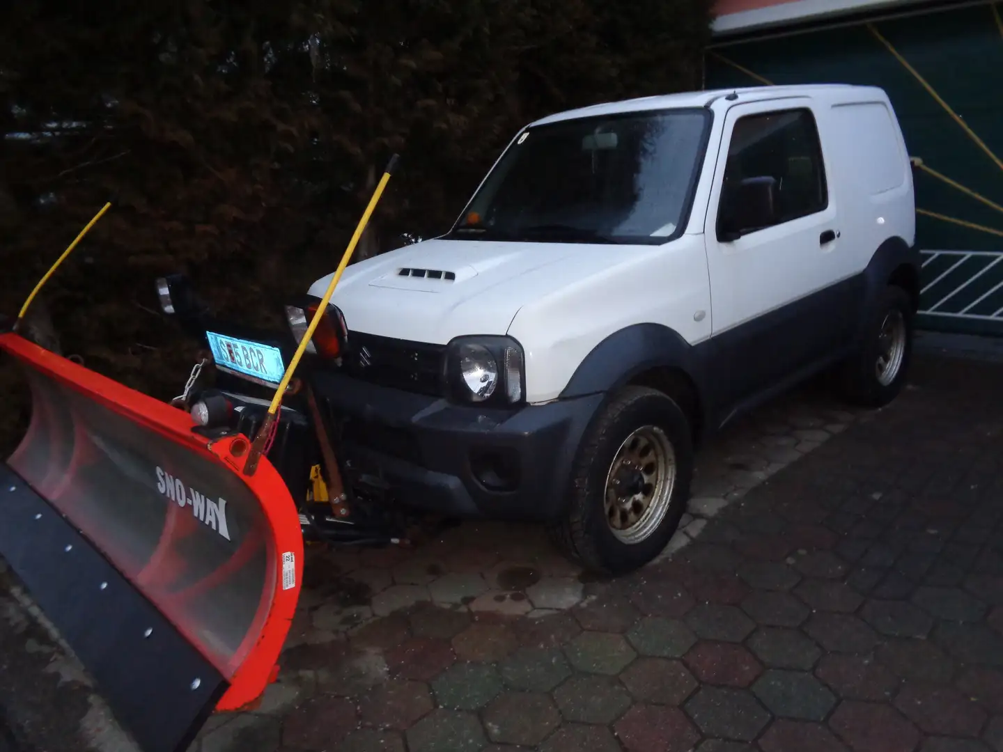 Suzuki Jimny Umbau Winterdienst Pflug und Streuer Weiß - 1