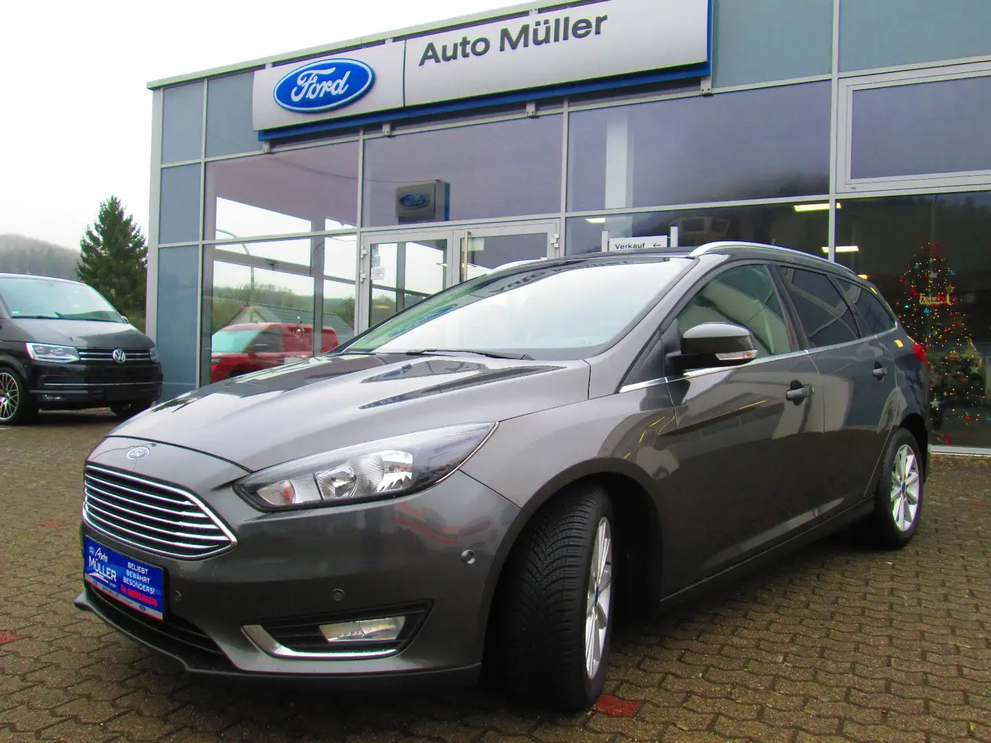 Ford Focus Turnier Titanium Gris - 1