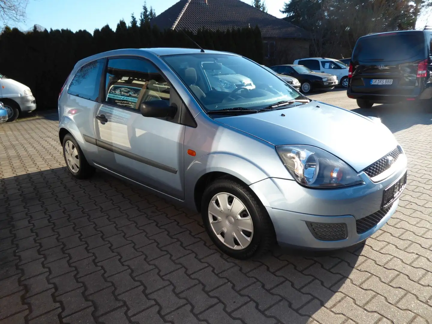 Ford Fiesta Fun Automatik/Klima/aus 1.Hand Blau - 2
