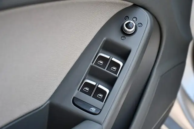 Audi A4 Avant view 8