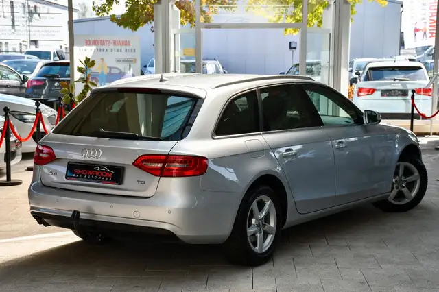 Audi A4 Avant view 2