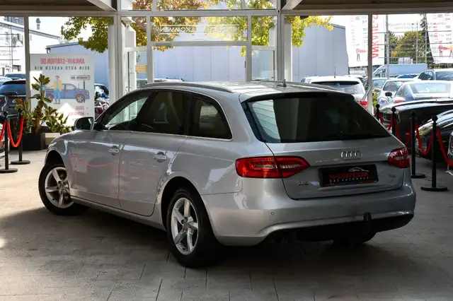 Audi A4 Avant view 4