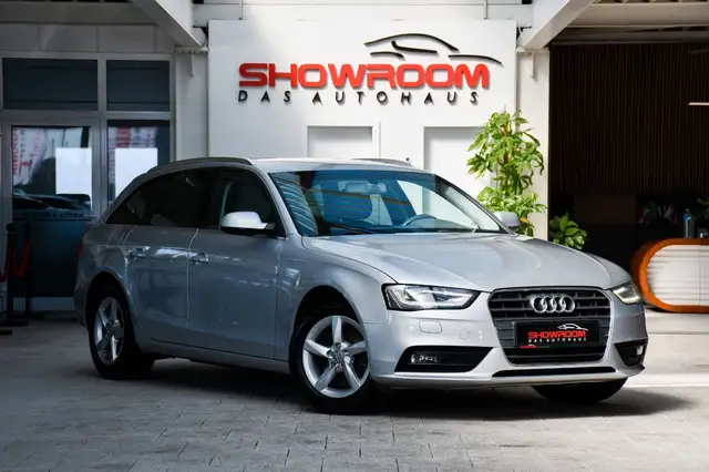 Audi A4 Avant view 3