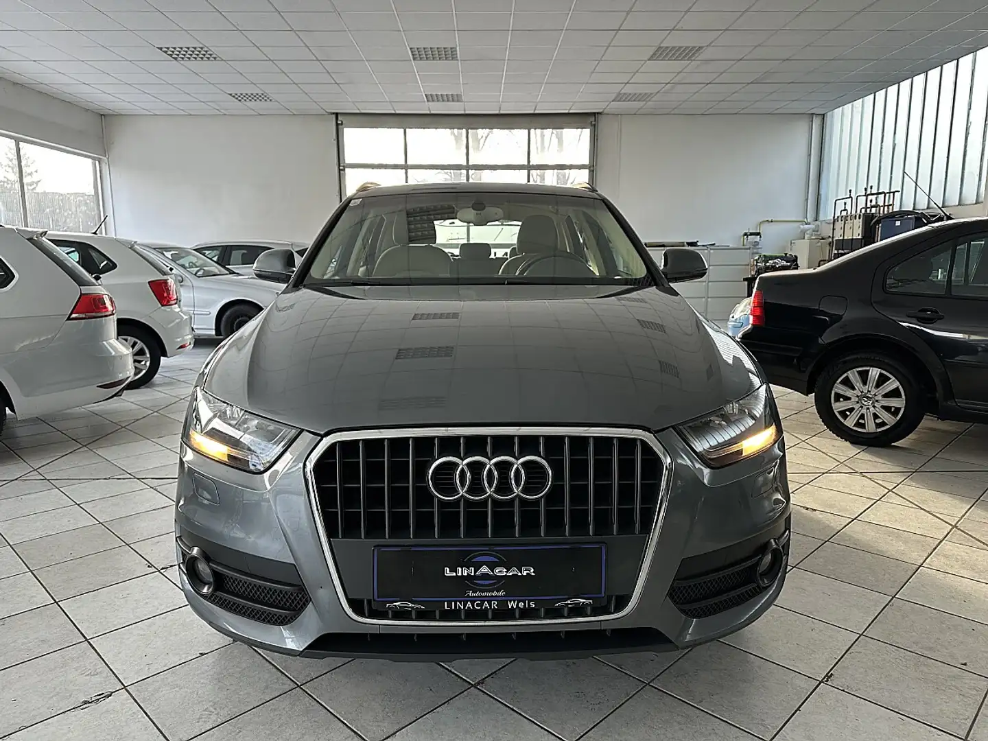 Audi Q3 2,0 TDI DPF Grau - 2