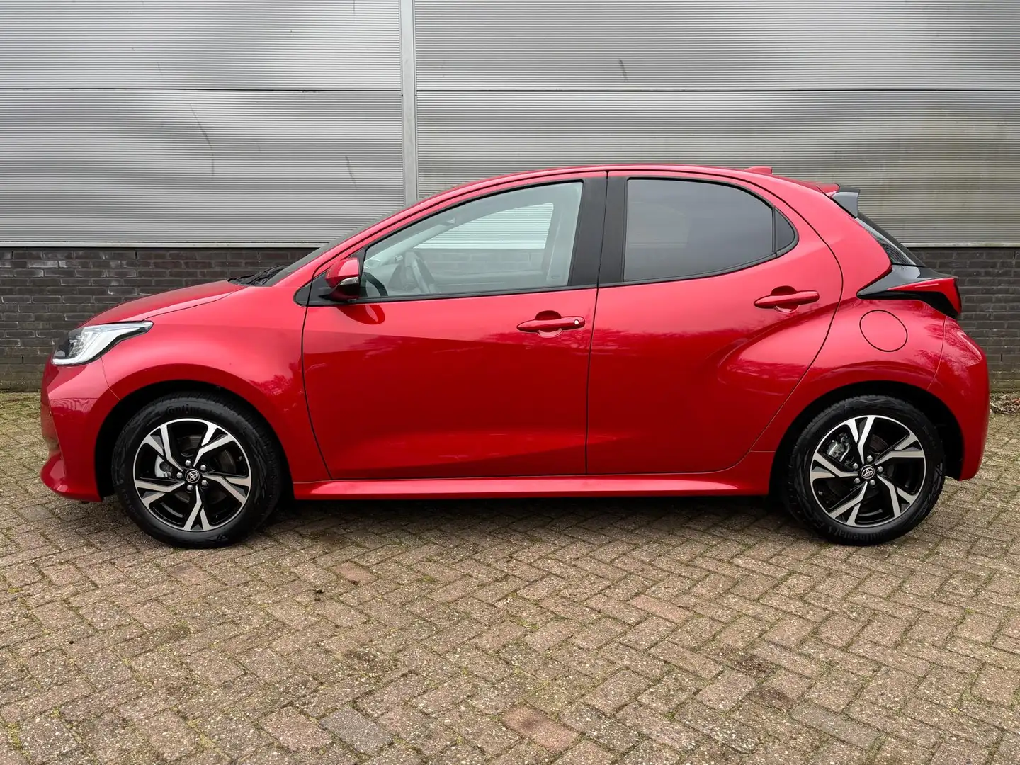 Toyota Yaris 1.5 Hybrid 115 First Edition Limited Rojo - 2