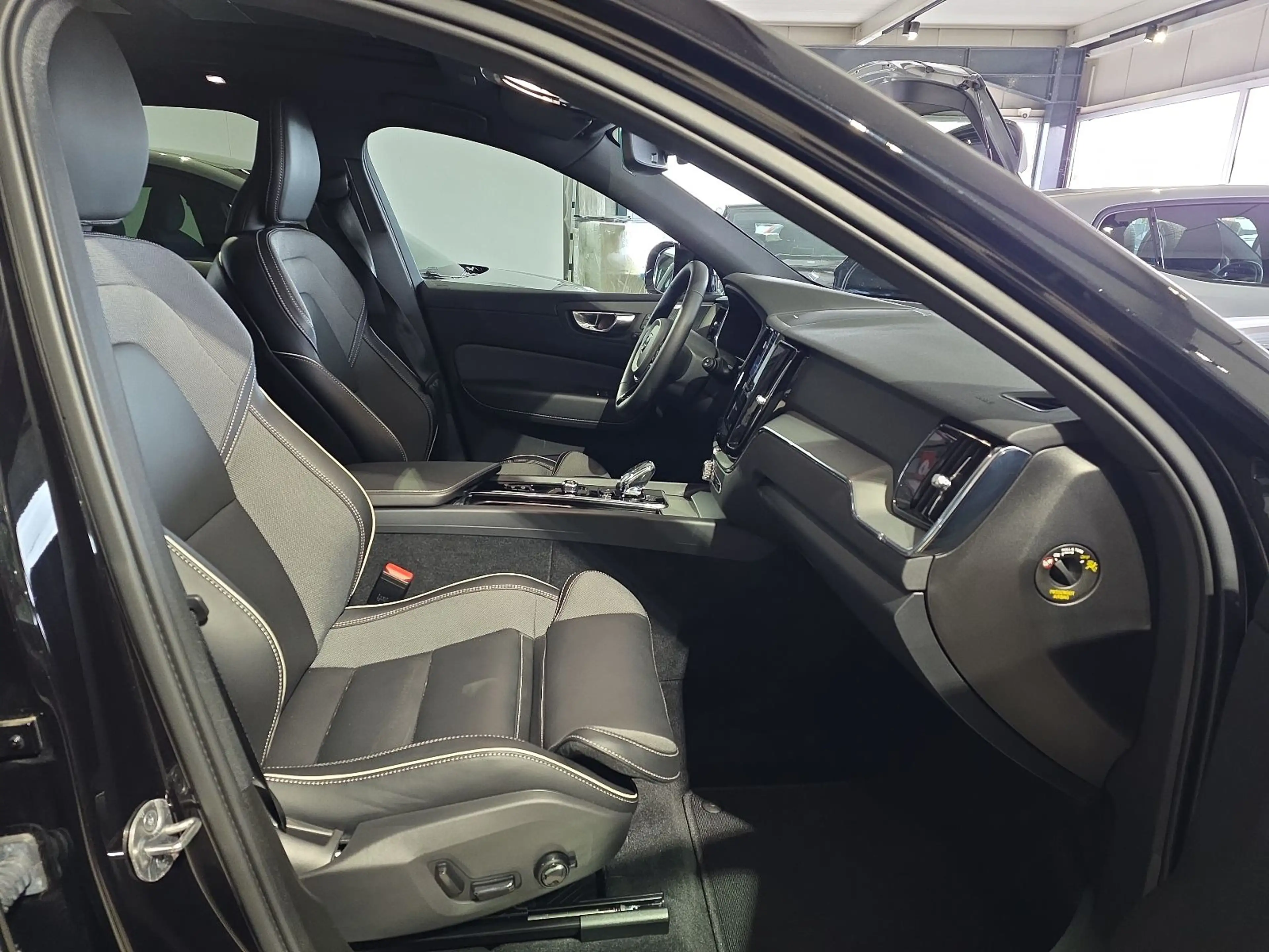 Volvo XC60 T6 Plus Black Edition Recharge AWD ACC BLIS — photo 11