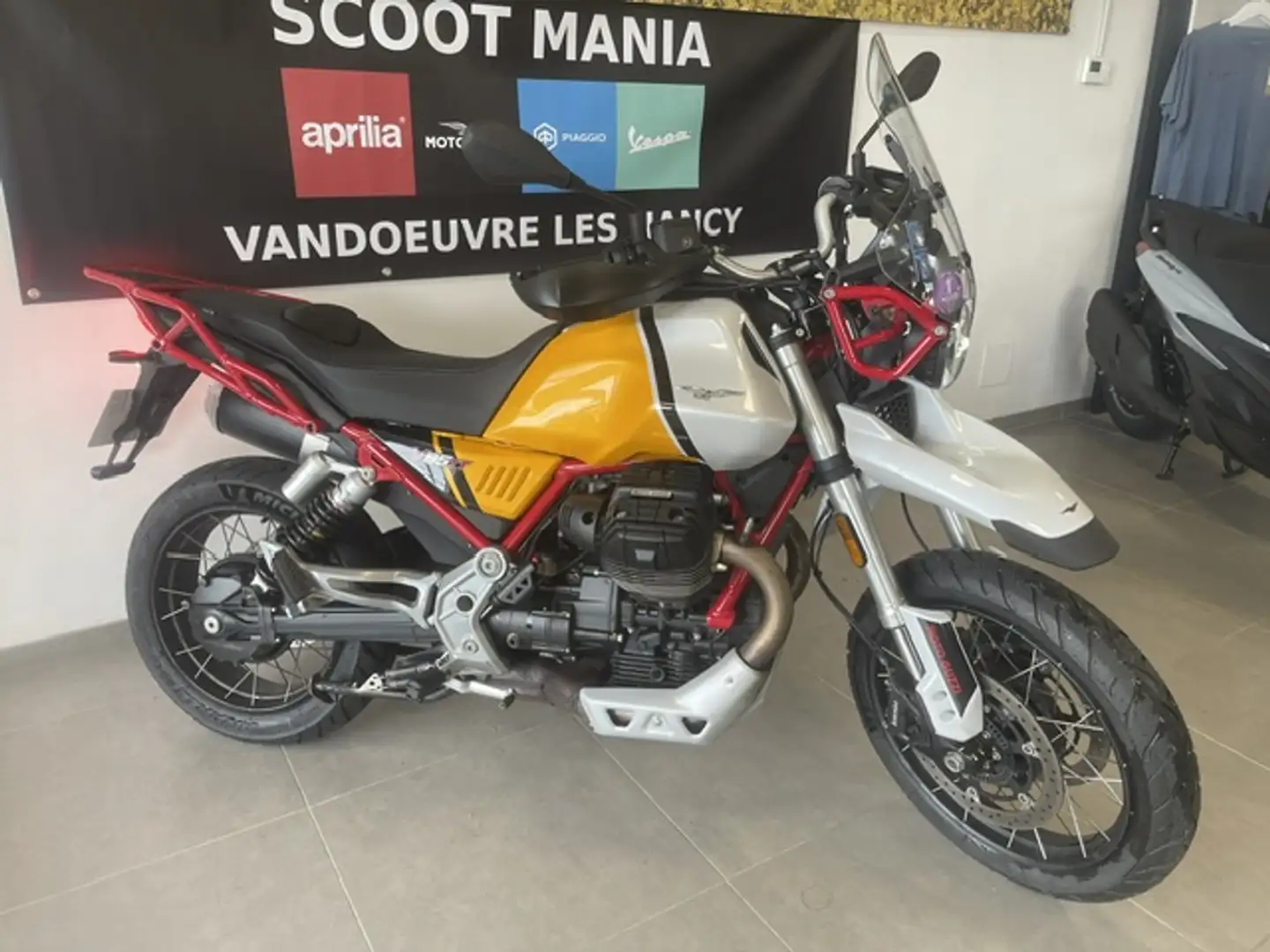 Moto Guzzi V 85 TT Blanco - 2