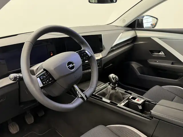 Opel Astra view 5