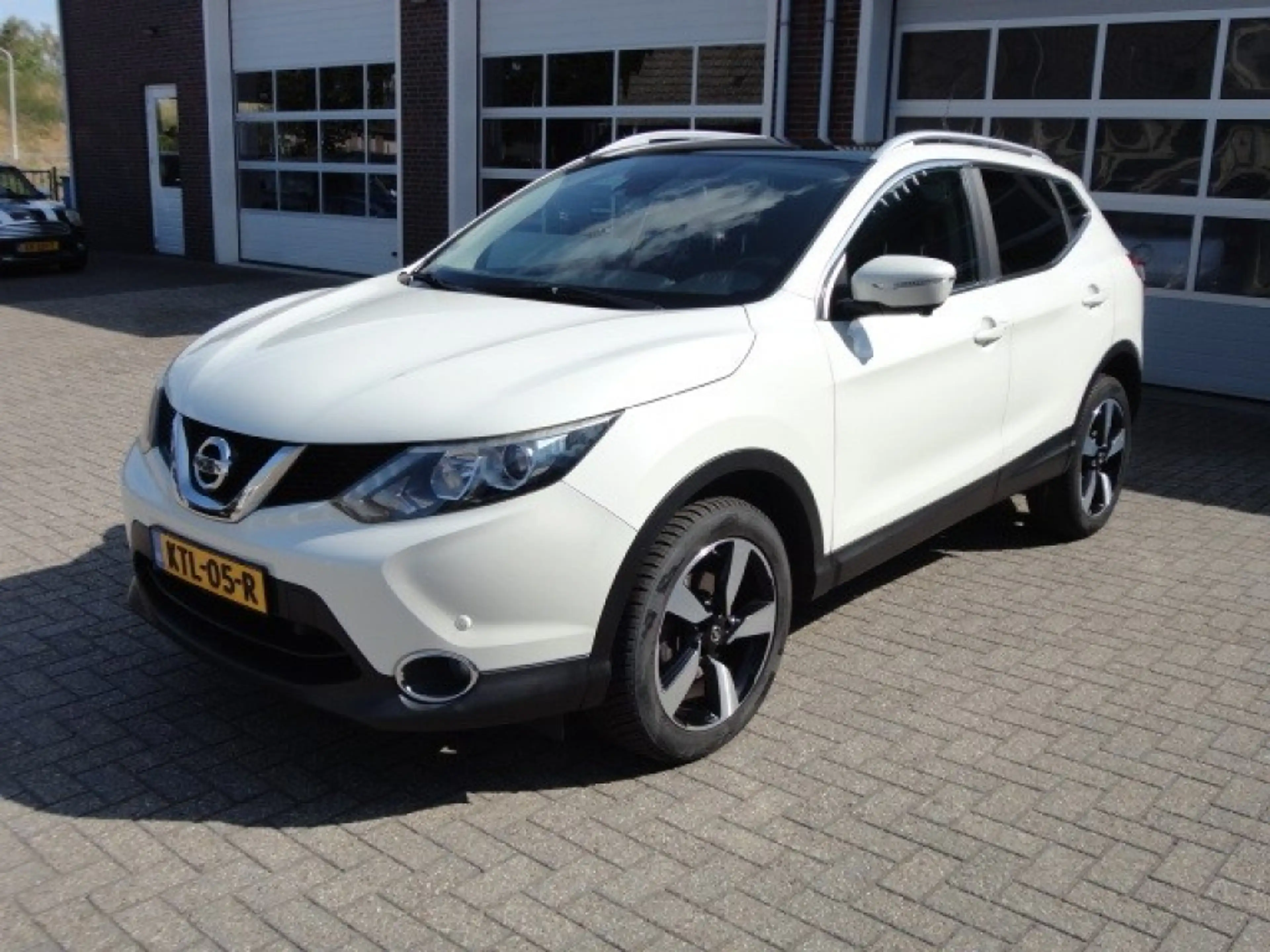 Nissan Qashqai 1.6 Pano dak Camera 360 Navi Lmv
