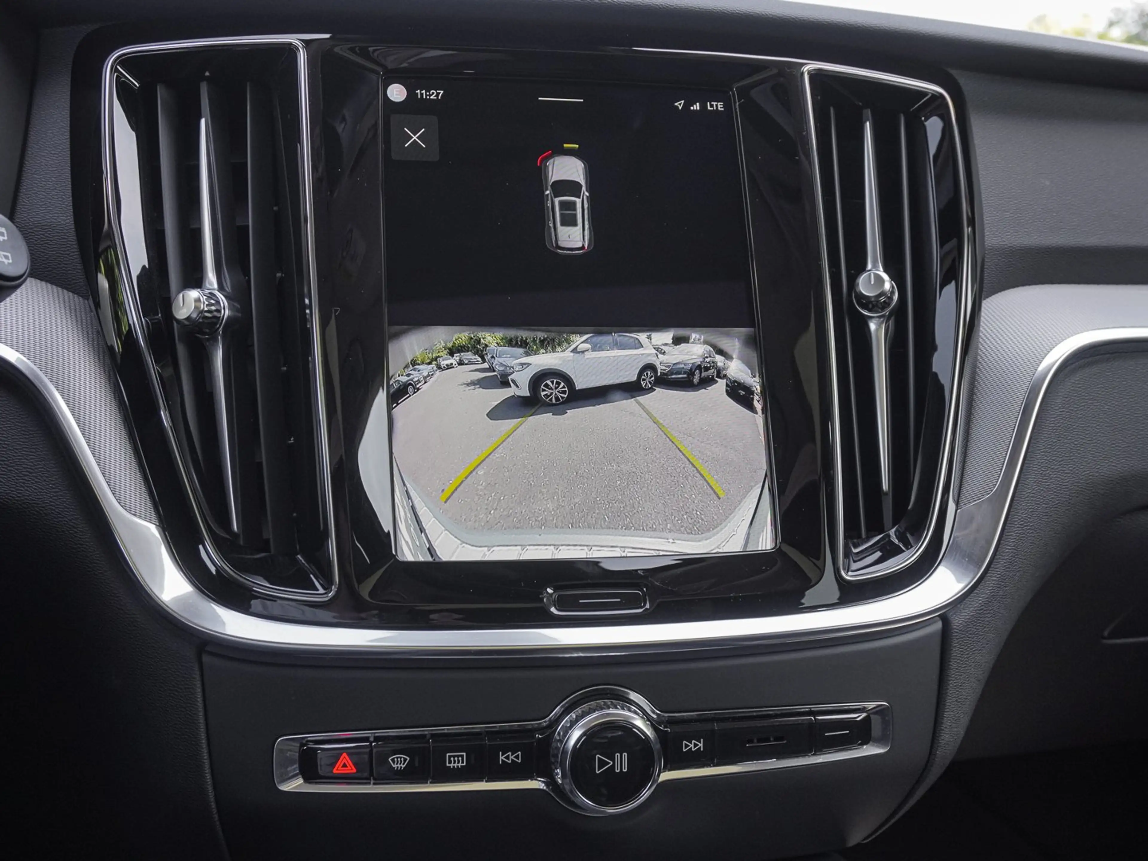 Volvo V60 Cross Country B4 AWD Plus Pano LED — photo 14