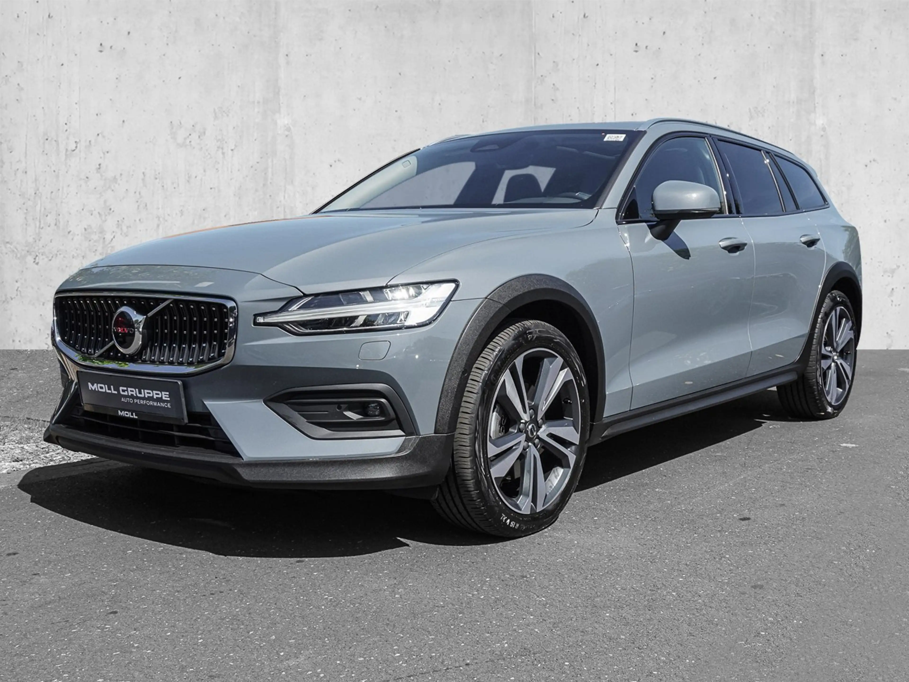 Volvo V60 Cross Country B4 AWD Plus Pano LED — photo 2