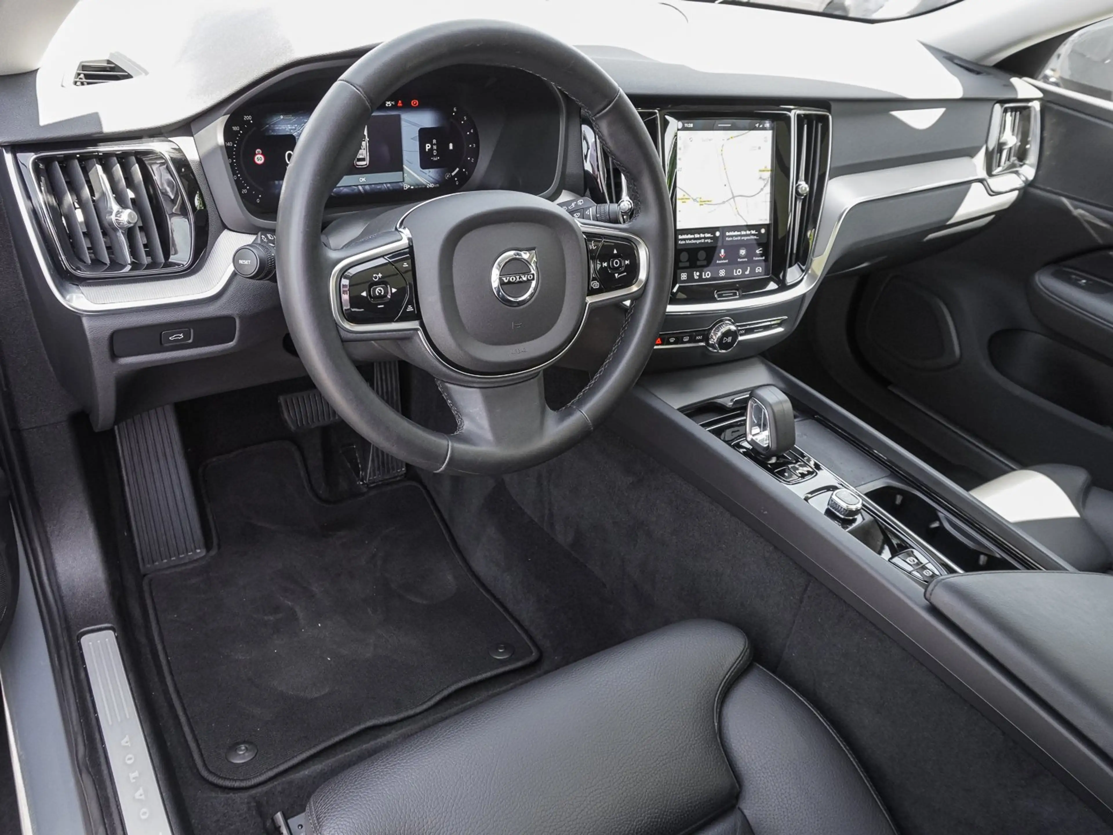 Volvo V60 Cross Country B4 AWD Plus Pano LED — photo 10