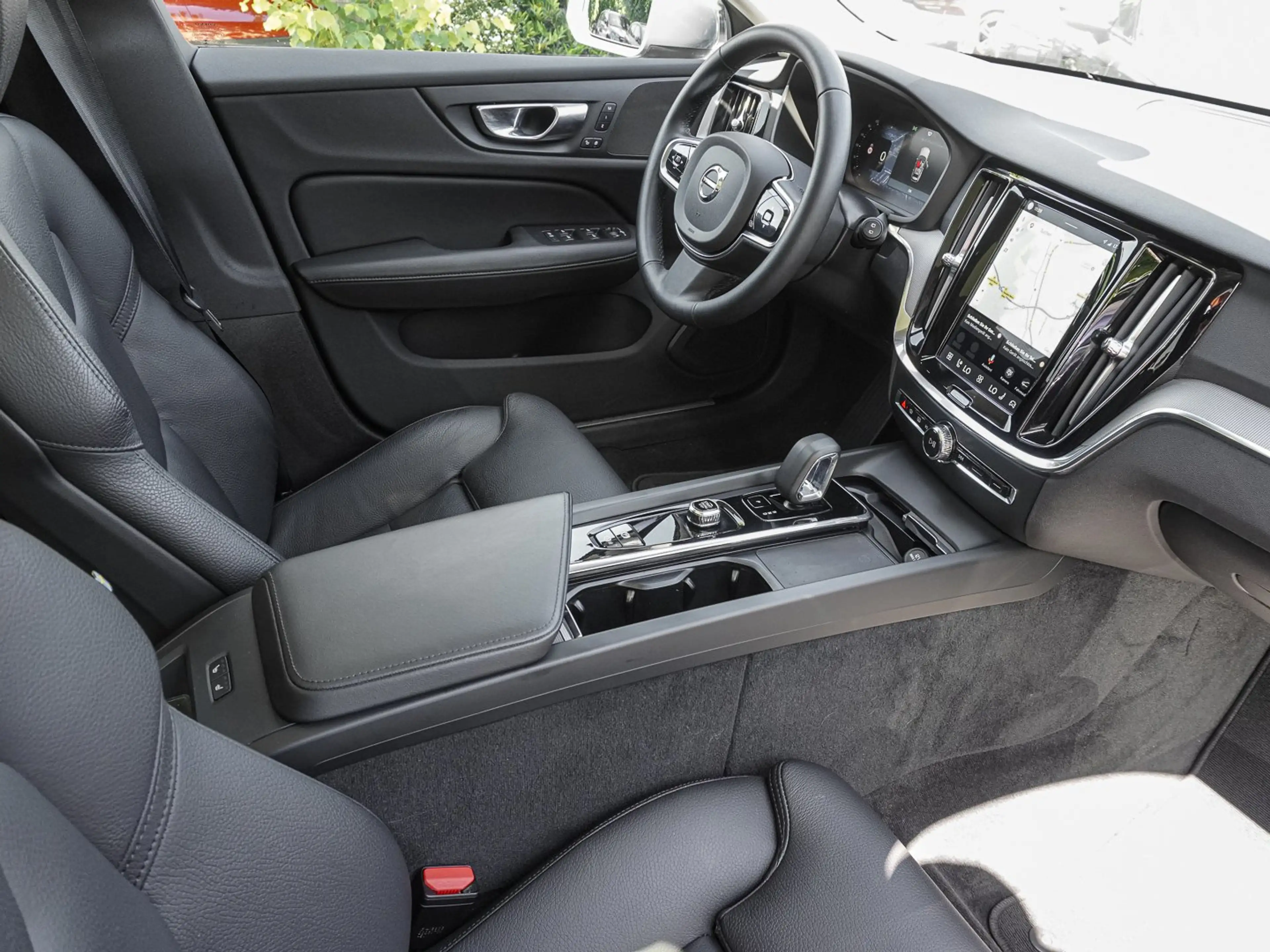 Volvo V60 Cross Country B4 AWD Plus Pano LED — photo 9