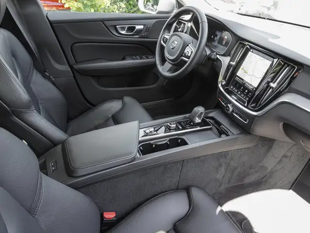 Volvo V60 Cross Country view 9