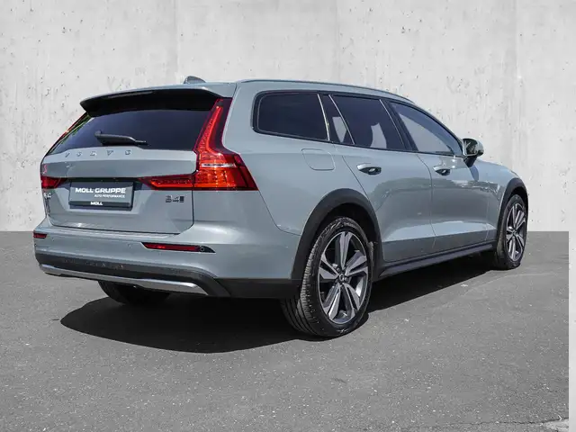 Volvo V60 Cross Country view 4
