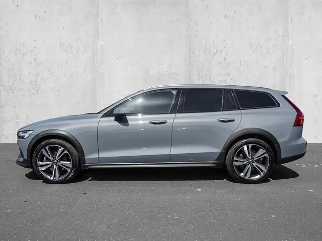 Volvo V60 Cross Country view 5