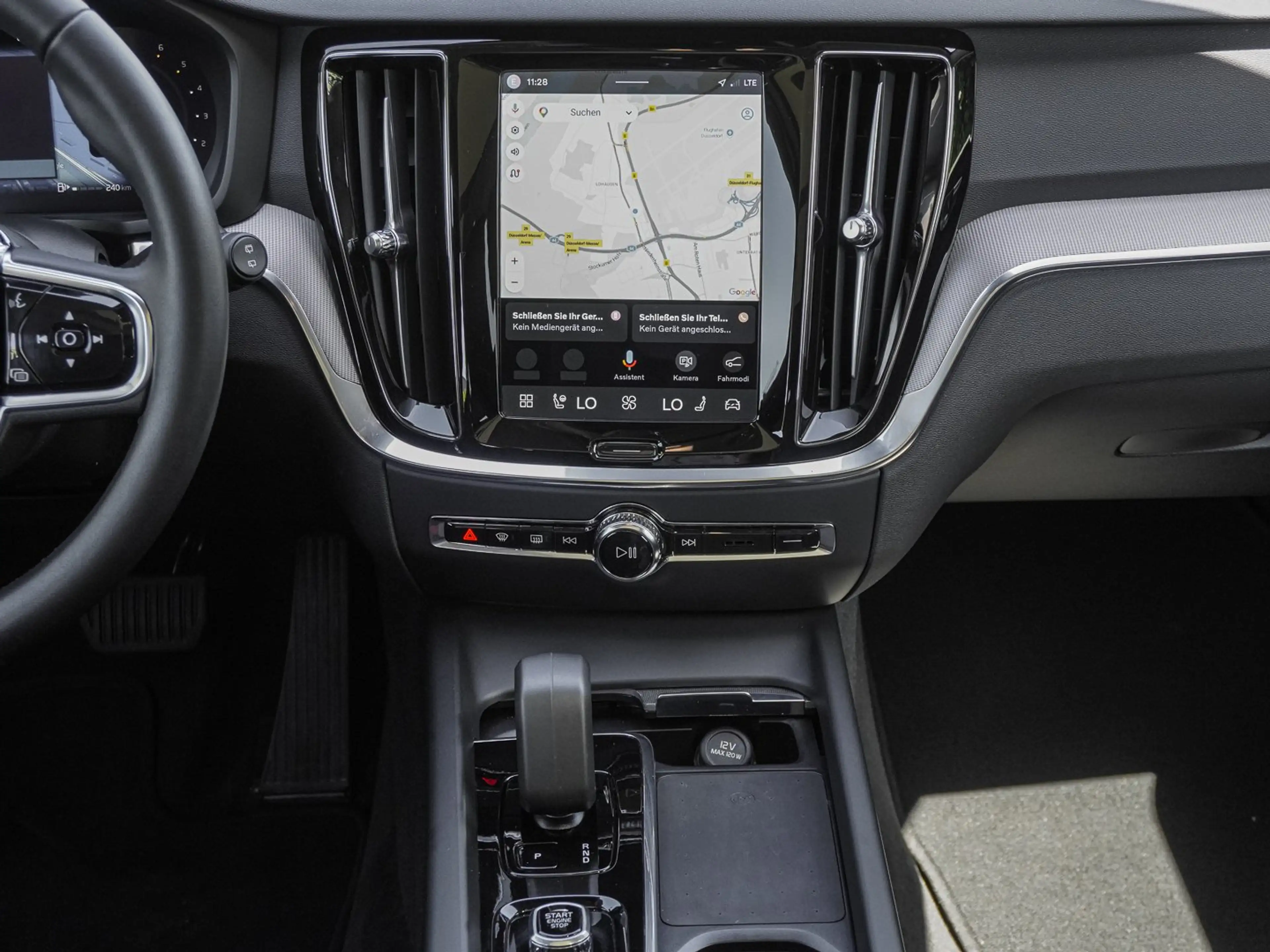 Volvo V60 Cross Country B4 AWD Plus Pano LED — photo 13