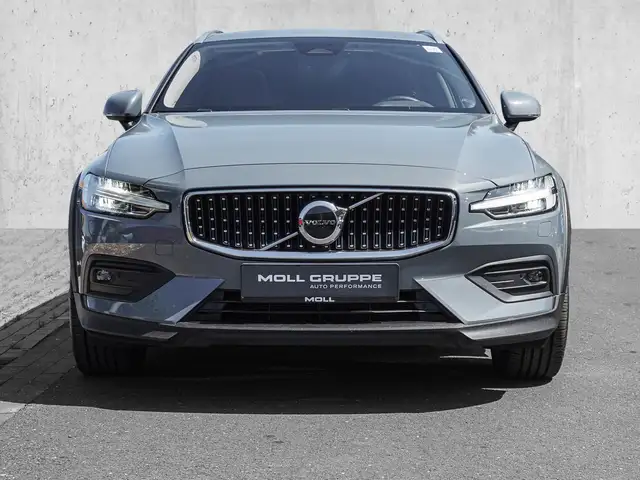 Volvo V60 Cross Country view 3