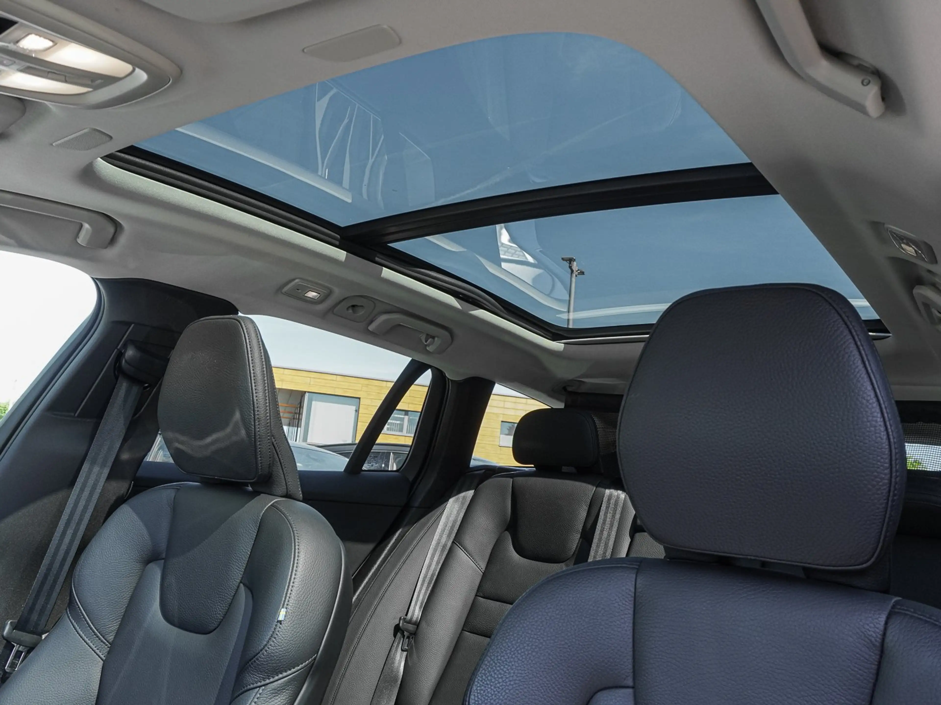 Volvo V60 Cross Country B4 AWD Plus Pano LED — photo 8
