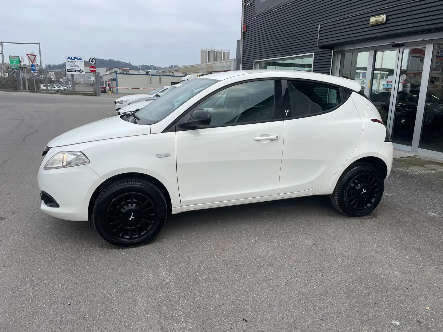 Lancia Ypsilon Ypsilon 0.9 t.air  ecochic metano 80cv my14 Weiß - 2