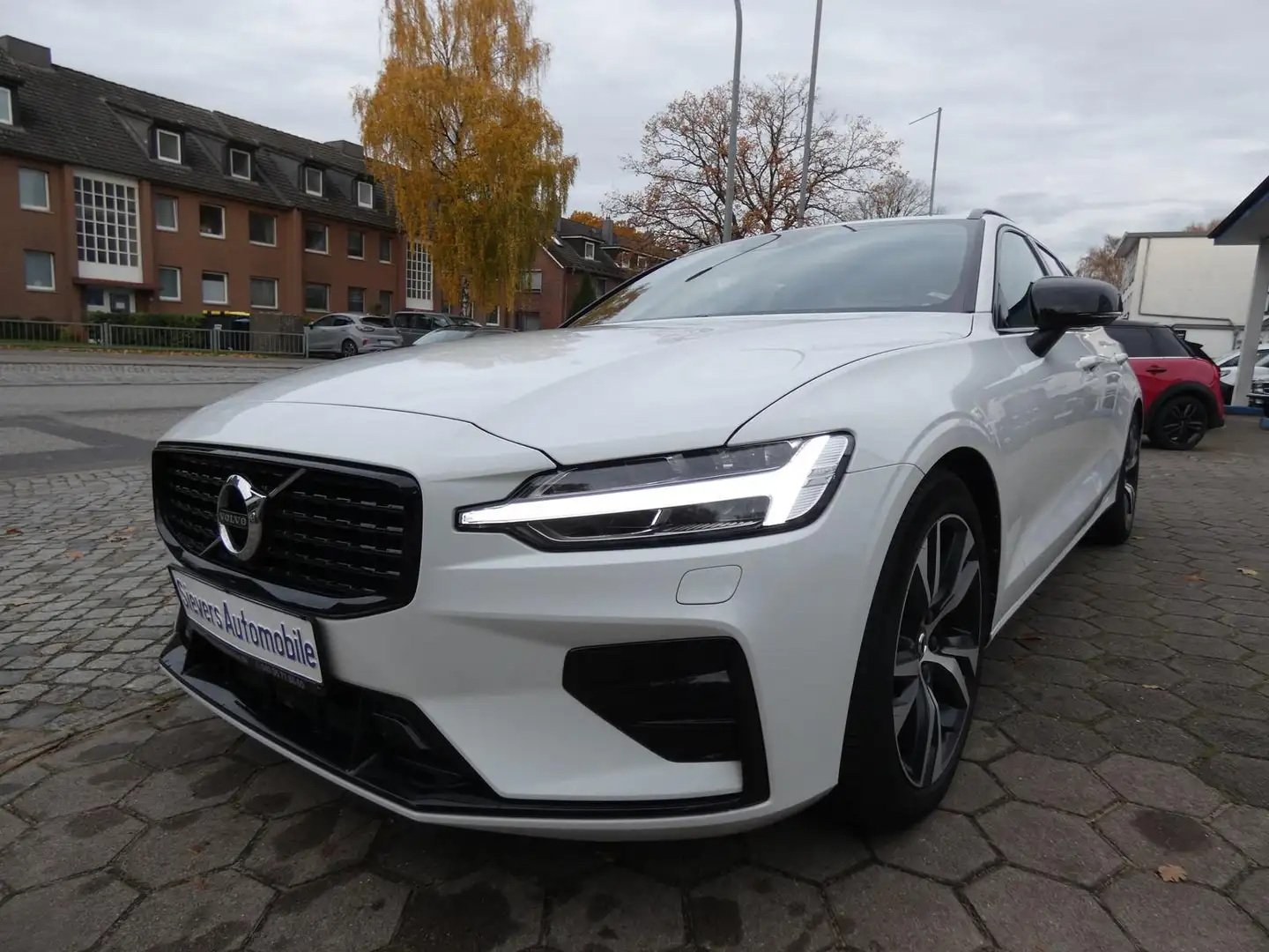 Volvo V60 Kombi B4 R-Design ACC LED Standhz. Memory 4xSHZ Le Weiß - 1