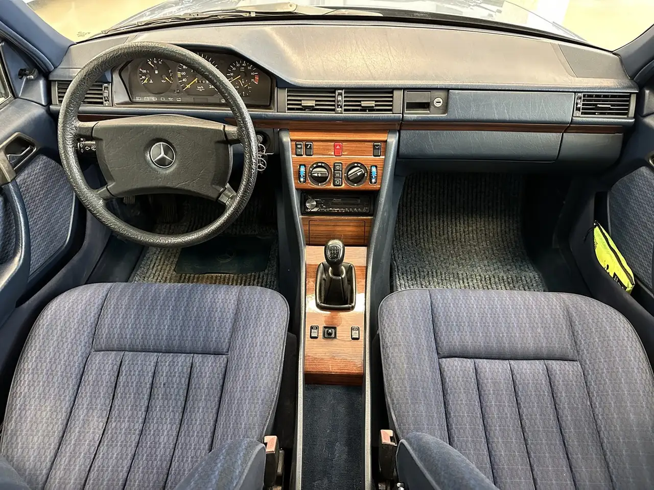 Mercedes-Benz 260 E 124 Lim. Klima H-Zulassung Oldtimer, foto 7