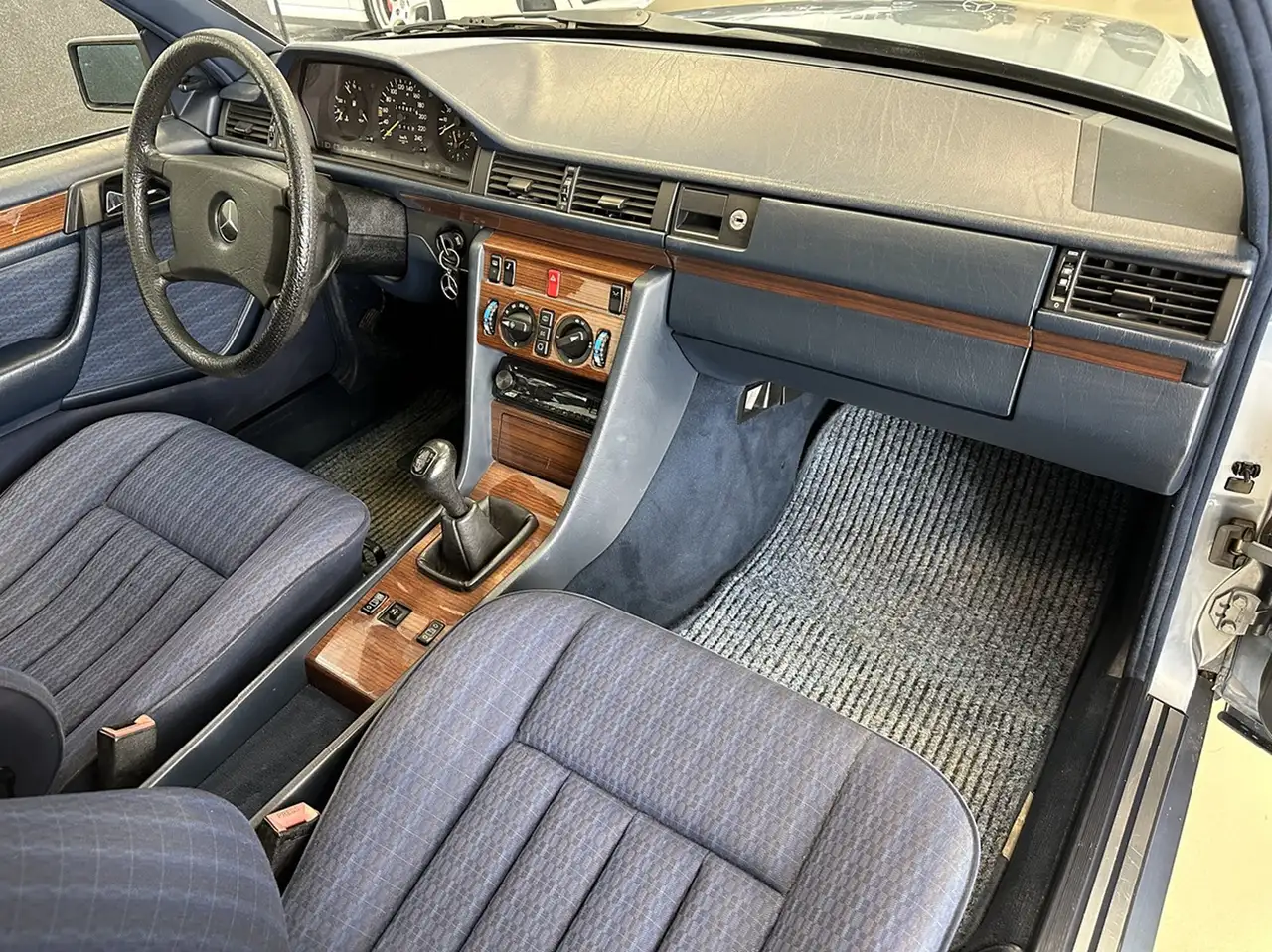 Mercedes-Benz 260 E 124 Lim. Klima H-Zulassung Oldtimer, foto 8