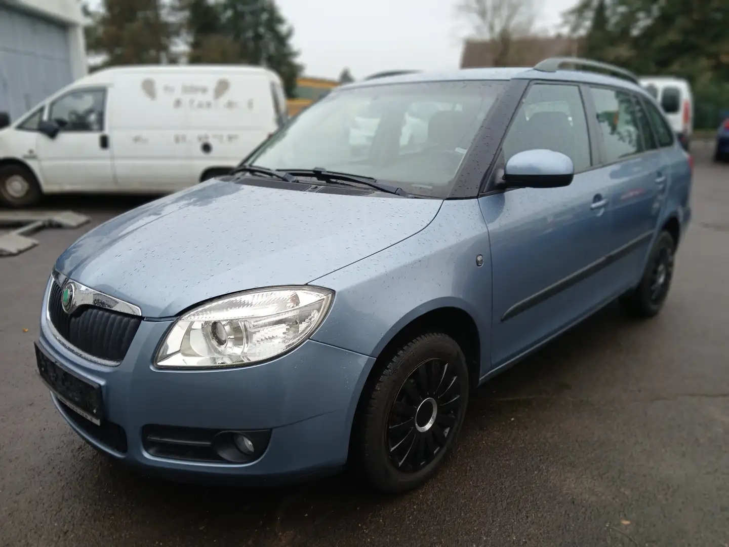 Skoda Fabia 1.6 16V Combi Ambiente Blau - 1