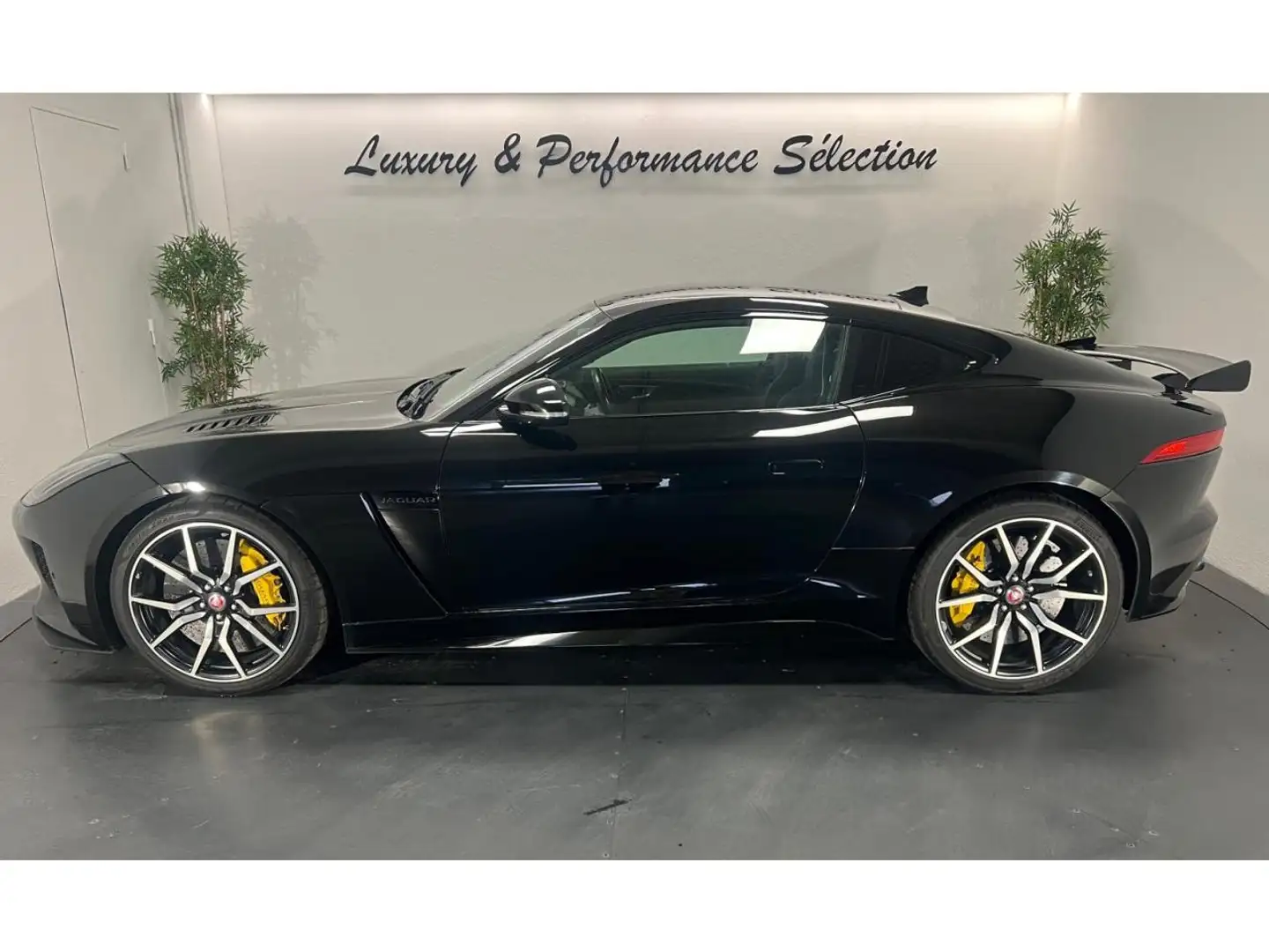 Jaguar F-Type F-Type Coupé SVR 5.0 V8 575 CH - AWD - Toit pano -Carbone - Alcantara - Céramique - 49 000km Schwarz - 2