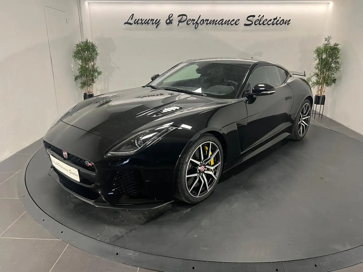 Jaguar F-Type F-Type Coupé SVR 5.0 V8 575 CH - AWD - Toit pano -Carbone - Alcantara - Céramique - 49 000km Schwarz - 1