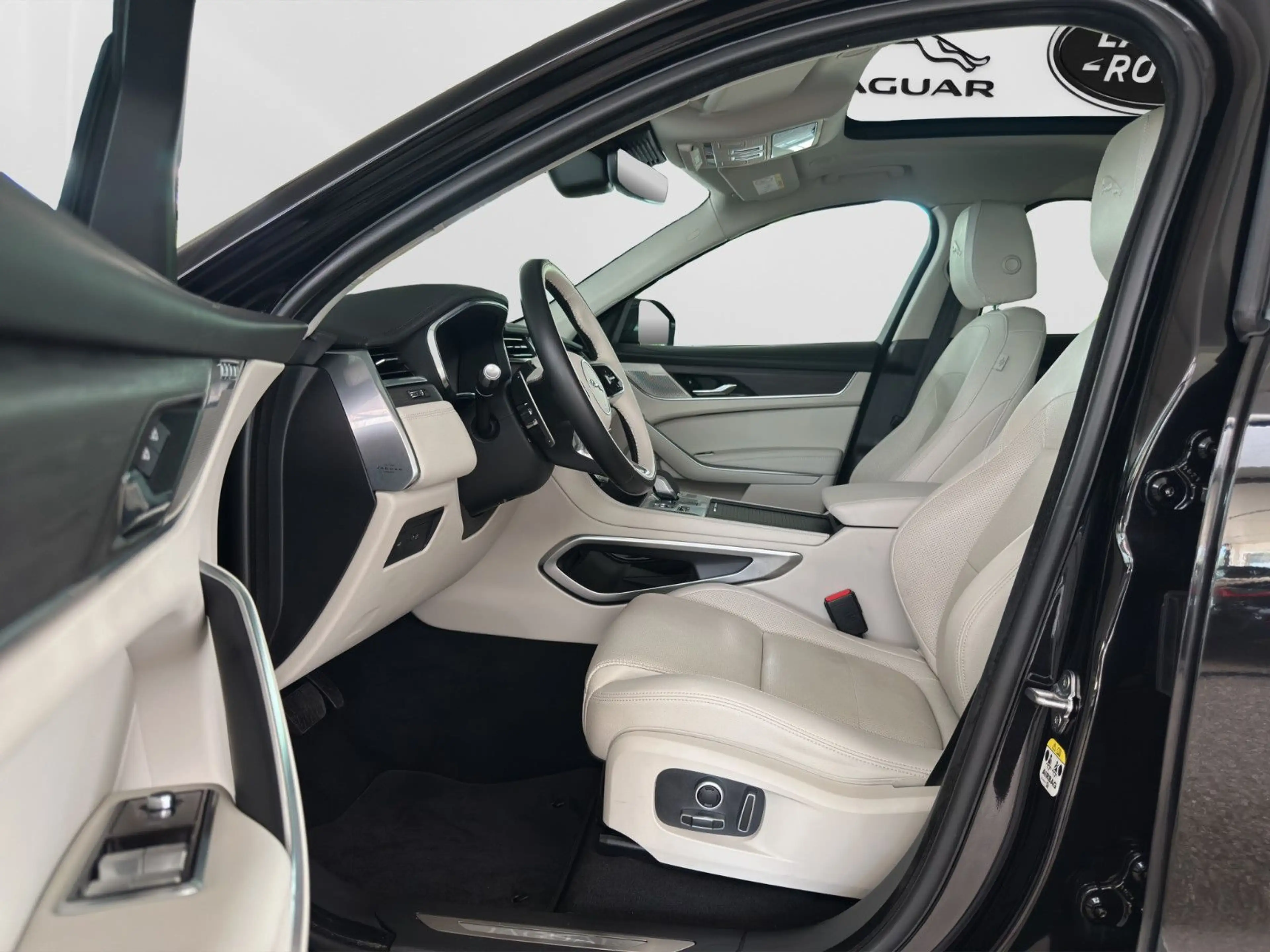 Jaguar F-Pace D300 SE AWD | Pano | Standheizung | AdSR — photo 11