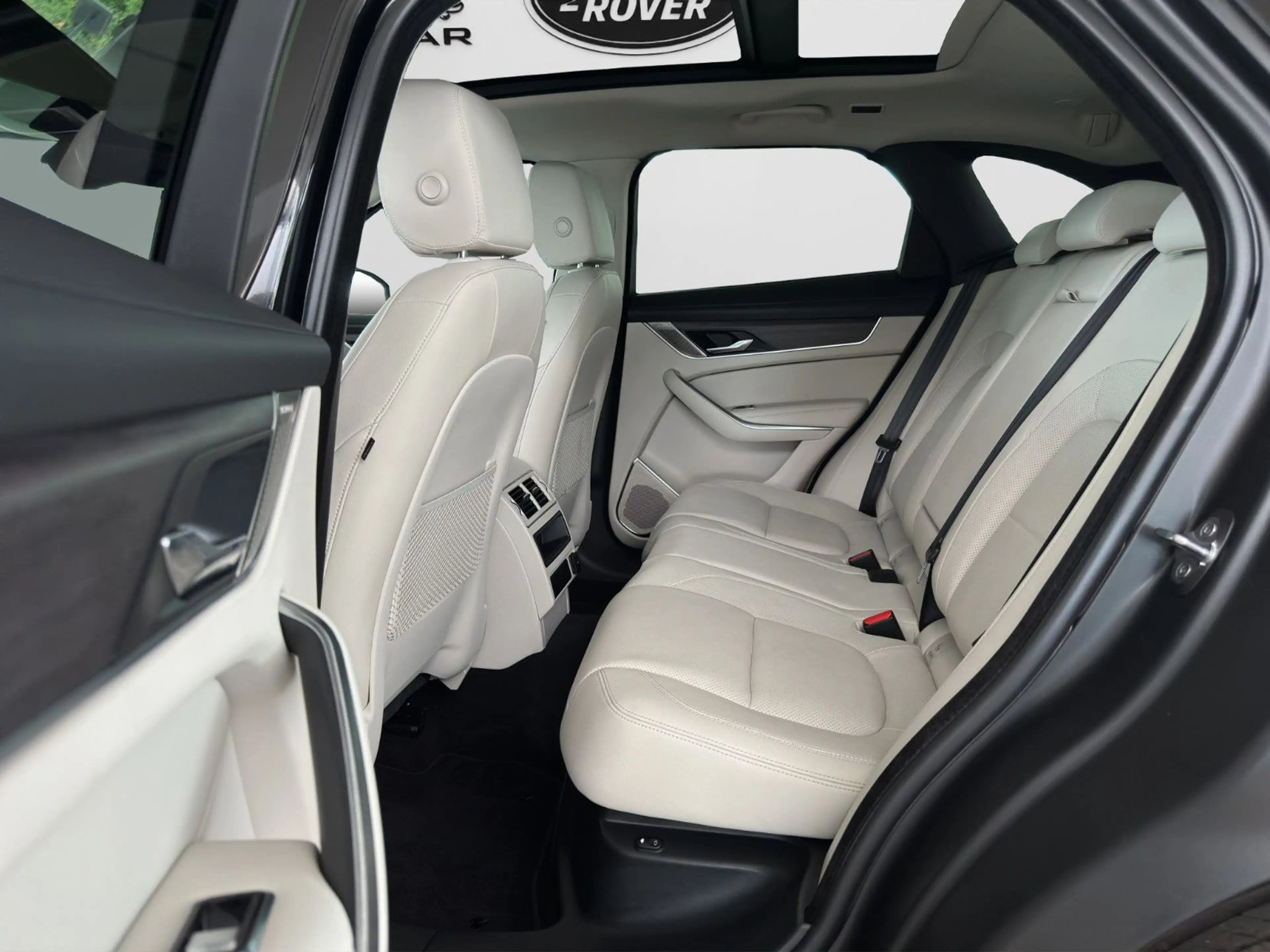 Jaguar F-Pace D300 SE AWD | Pano | Standheizung | AdSR — photo 15