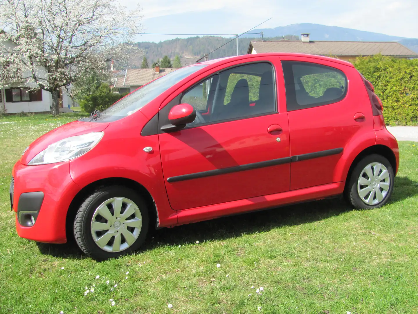 Peugeot 107 107 Lion Edition 1,0 Lion Edition Rot - 1