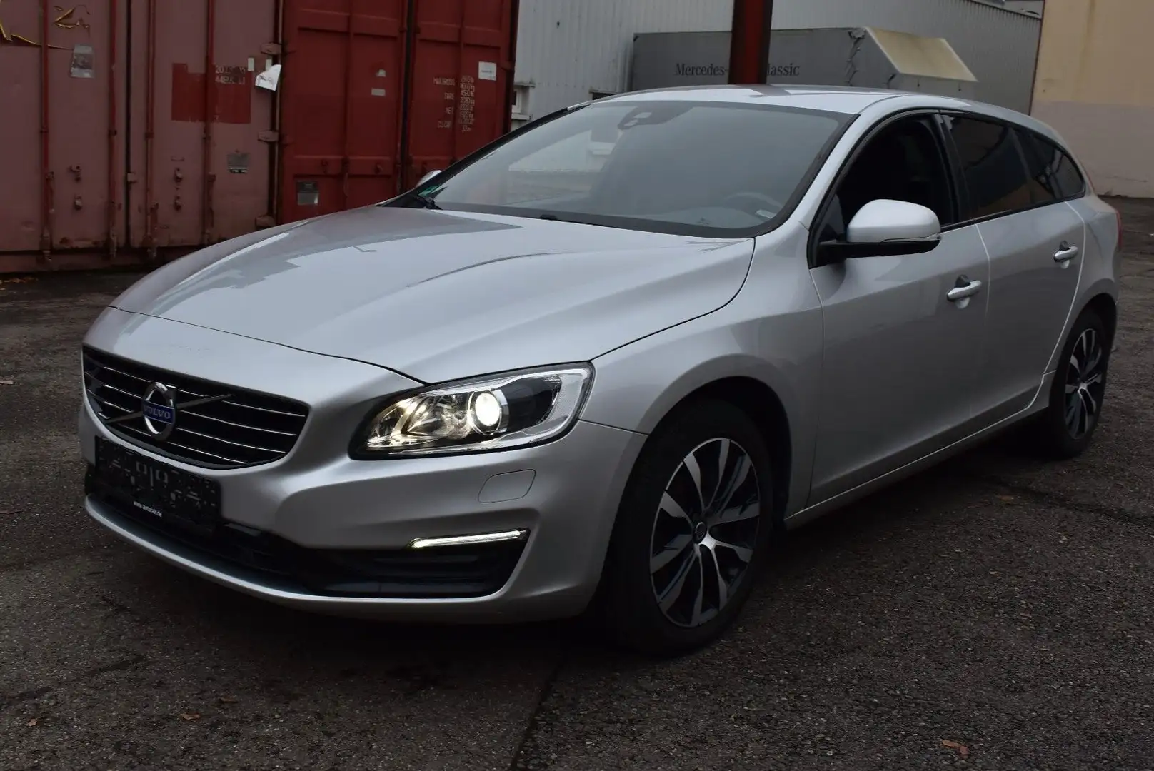 Volvo V60 Linje Svart*Automatik*Leder*Tüv Neu**Org. km Stříbrná - 1