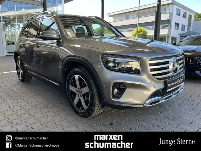 Mercedes-Benz 220 view 3