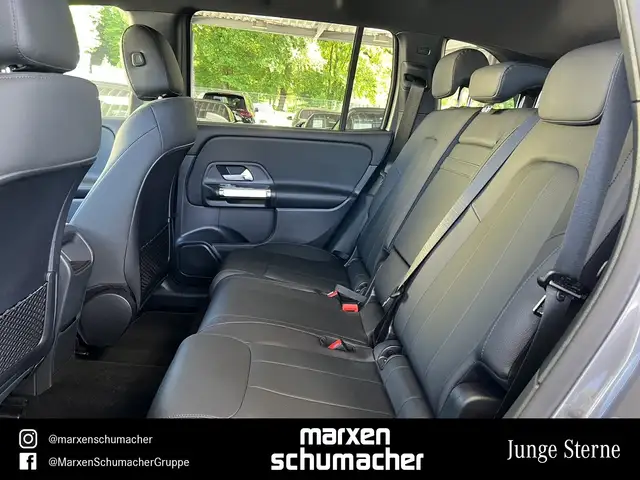 Mercedes-Benz 220 view 11