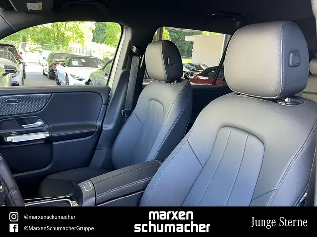 Mercedes-Benz 220 view 9