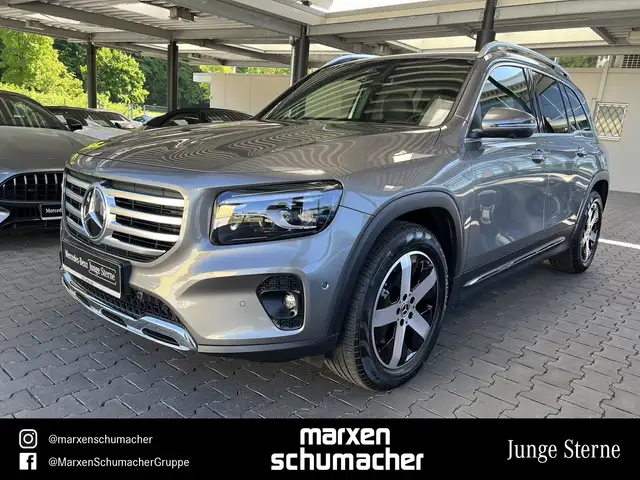 Mercedes-Benz 220 main image