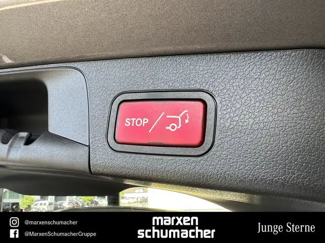 Mercedes-Benz 220 view 13