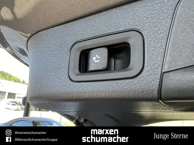 Mercedes-Benz 220 view 14