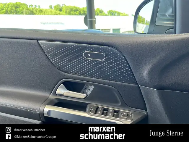 Mercedes-Benz 220 view 10