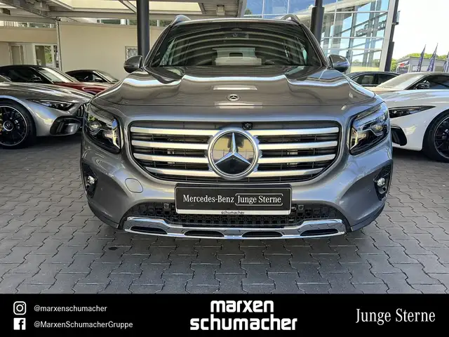 Mercedes-Benz 220 view 2