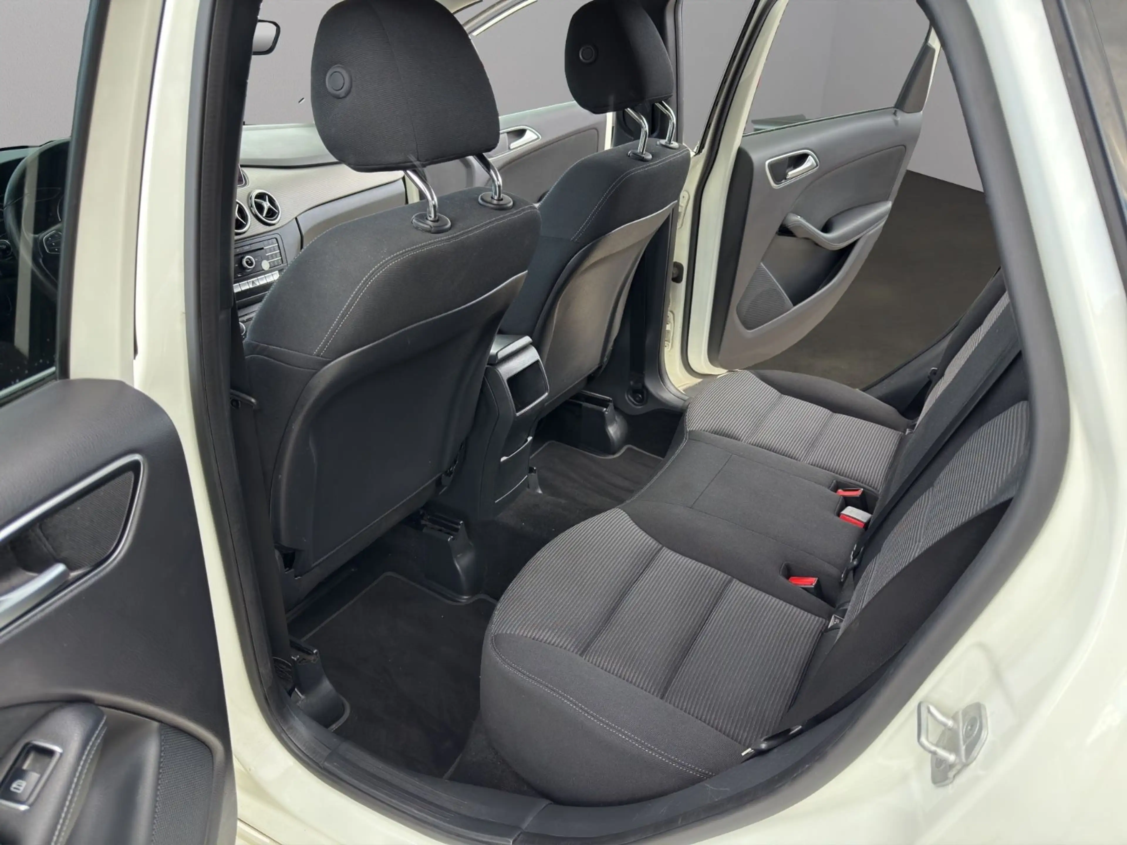 Mercedes-Benz B 180 Style*FACELIFT*KLIMAAUT.*NAVI*LED*PDC*SHZ* — photo 12