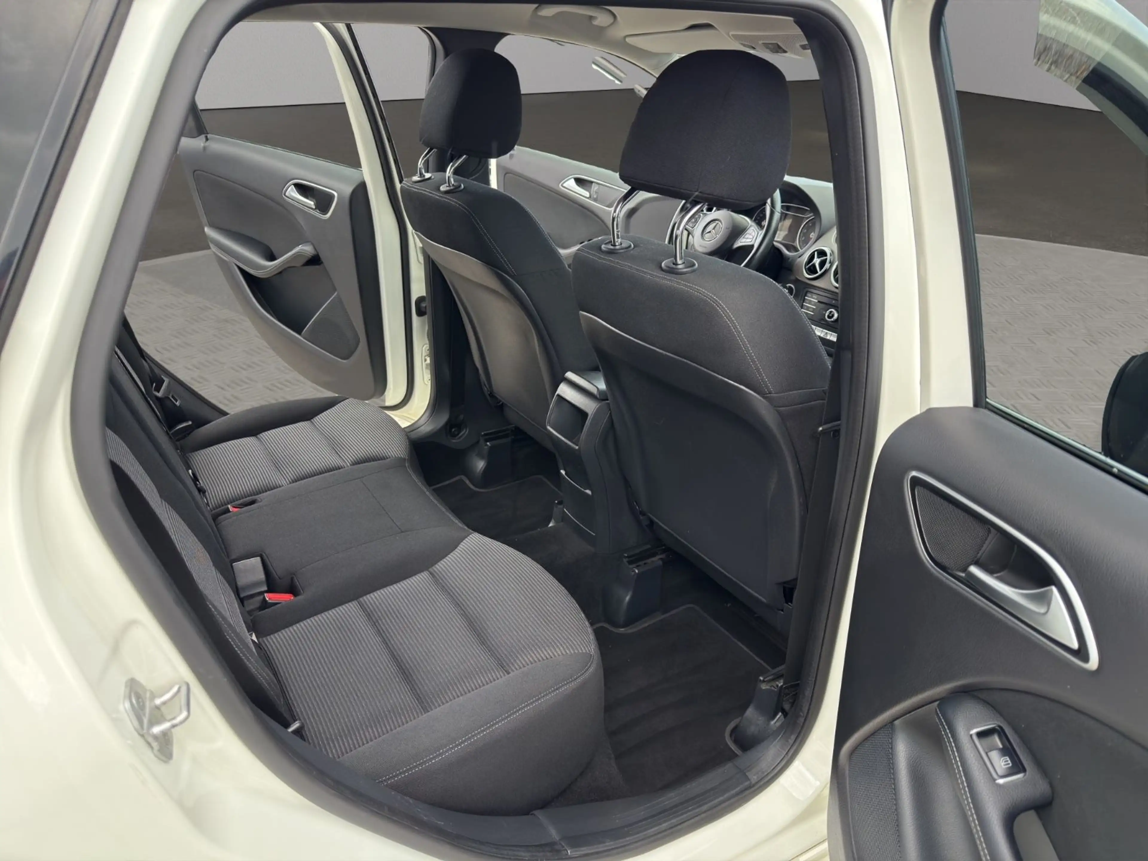 Mercedes-Benz B 180 Style*FACELIFT*KLIMAAUT.*NAVI*LED*PDC*SHZ* — photo 11