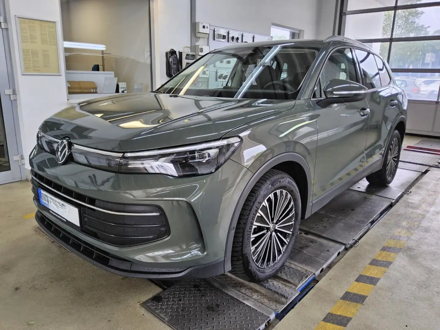 Volkswagen Tiguan 1.5 eTSI Life ACC CarPlay LED Grün - 2