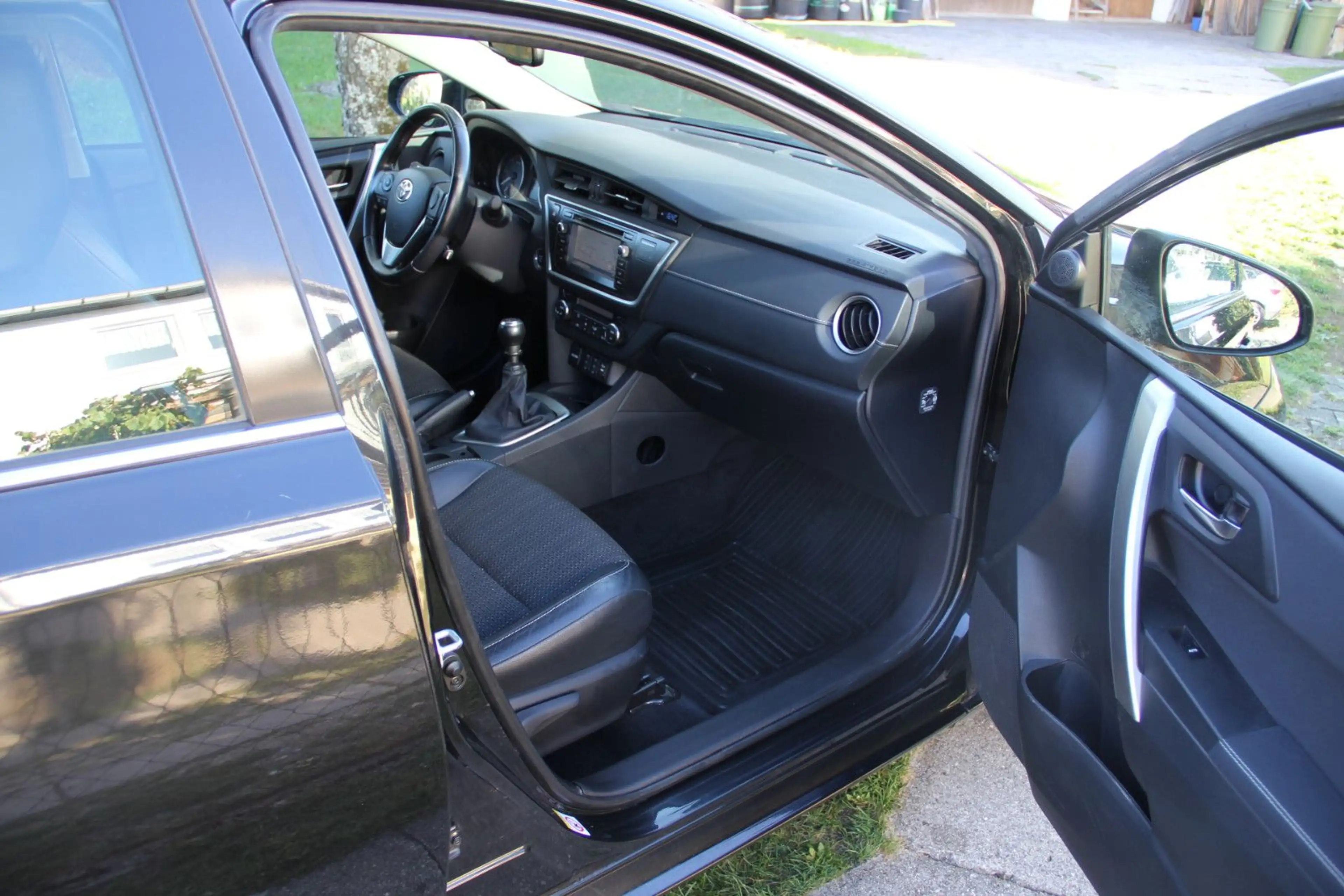 Toyota Auris Touring Sports Executive KAM NAV SHZ T-LED — photo 8