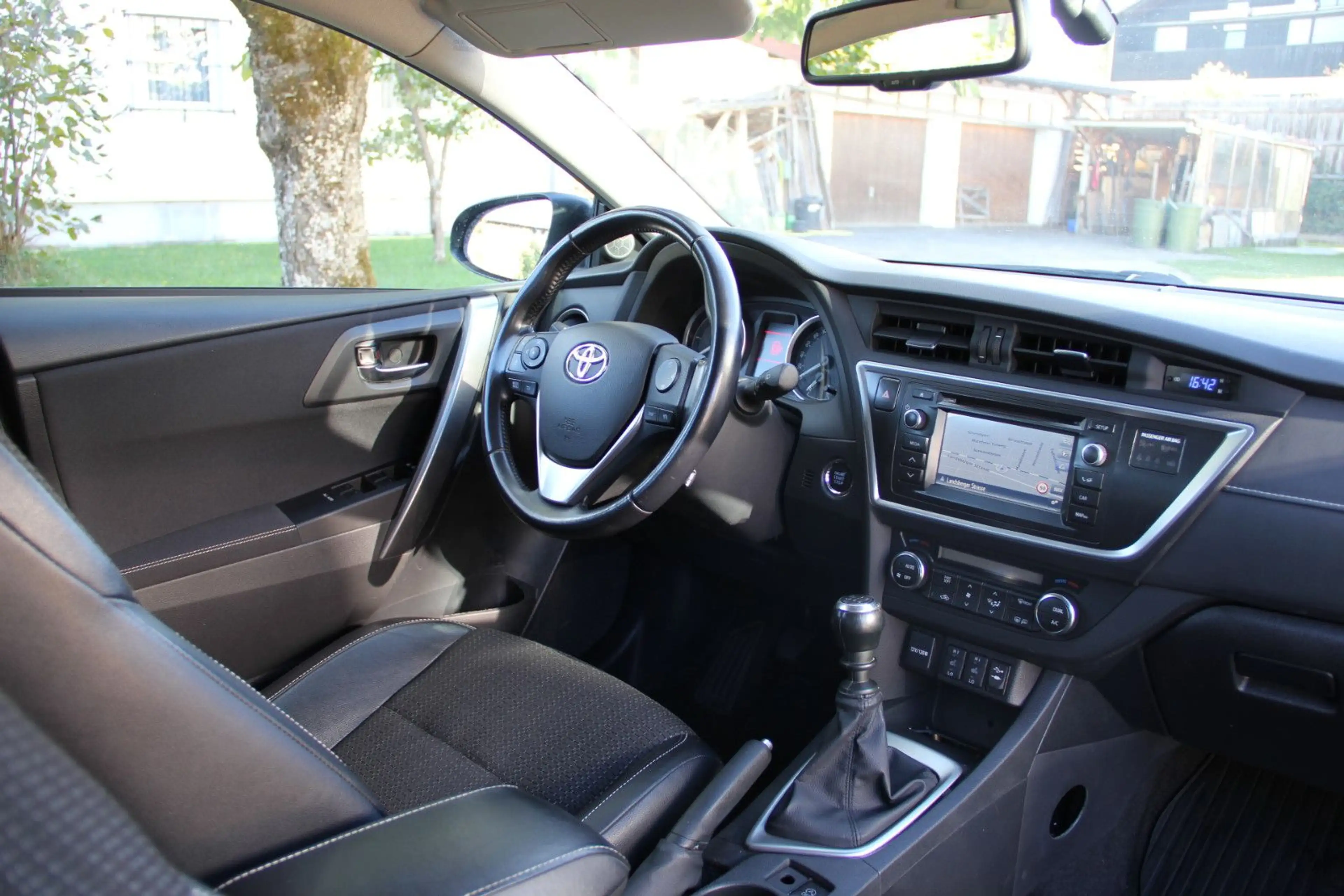 Toyota Auris Touring Sports Executive KAM NAV SHZ T-LED — photo 10