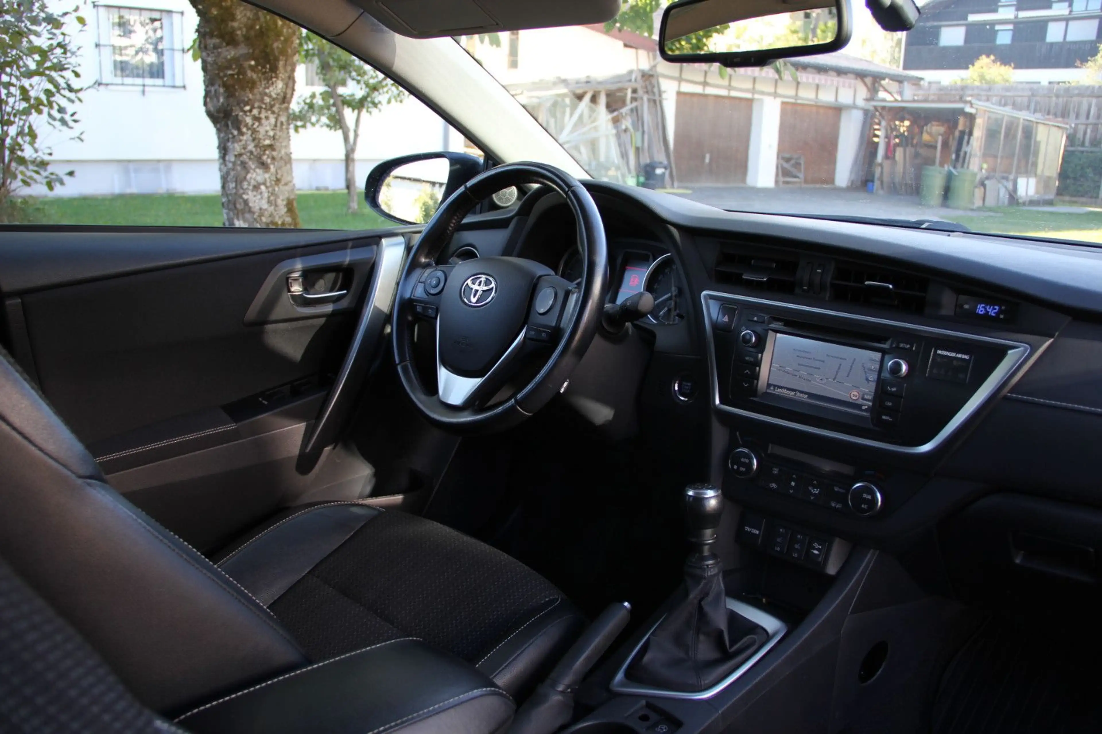 Toyota Auris Touring Sports Executive KAM NAV SHZ T-LED — photo 12