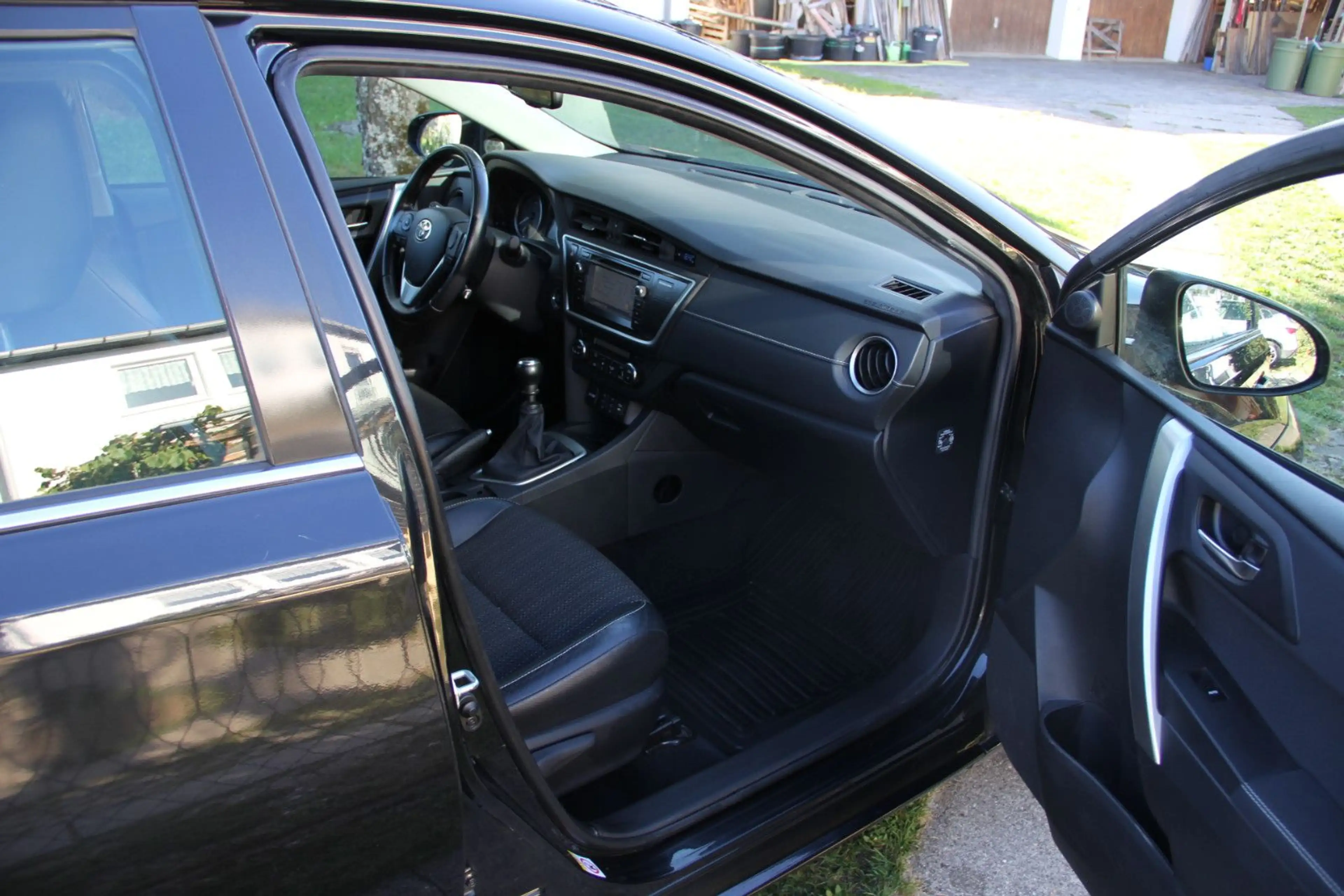 Toyota Auris Touring Sports Executive KAM NAV SHZ T-LED — photo 9