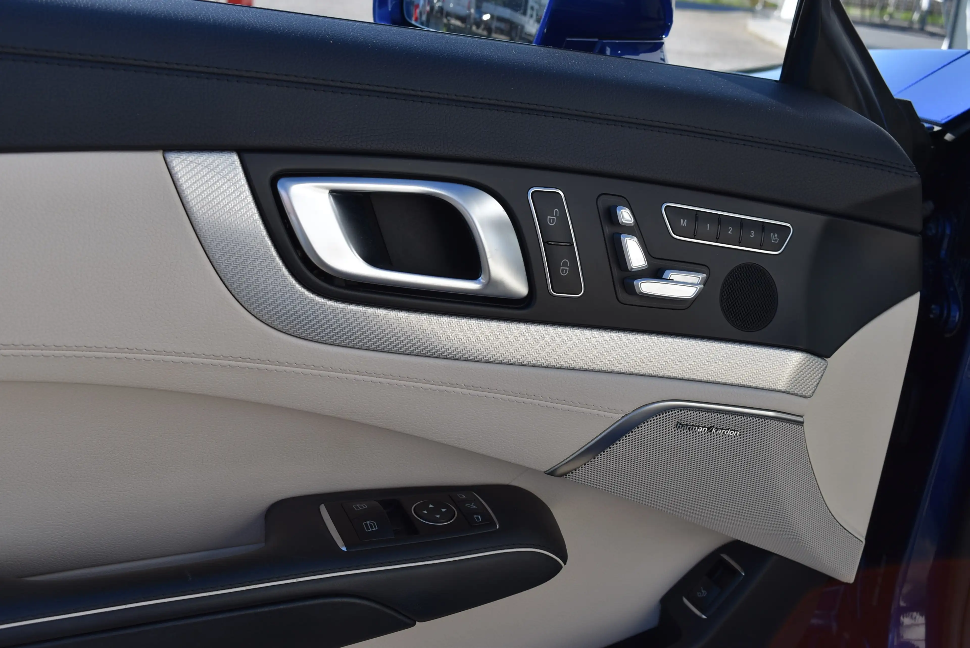 Mercedes-Benz SL 500 V8 AMG-line — photo 12
